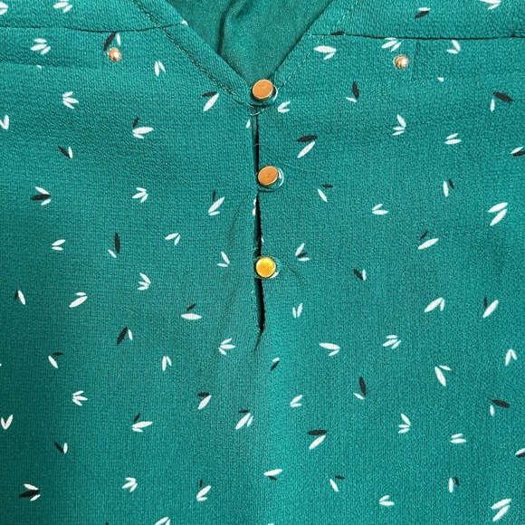 Jaretchung Blouse Top Womens Size 1X Green Geo Print Long Roll Tab Sleeve V Neck - Picture 7 of 9